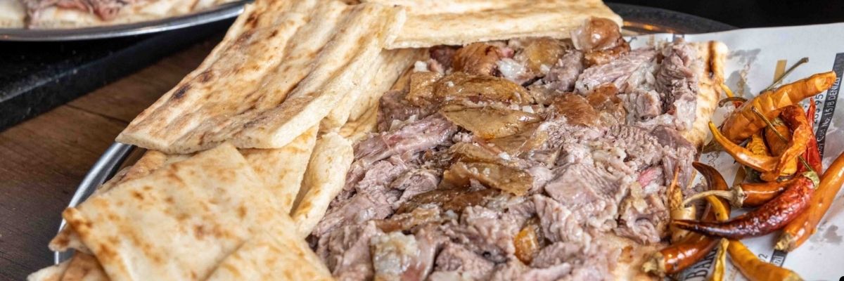 Denizli Kebabı Neden Elle Yenir Asırlık Bir Gastronomi Geleneğinin Sırları